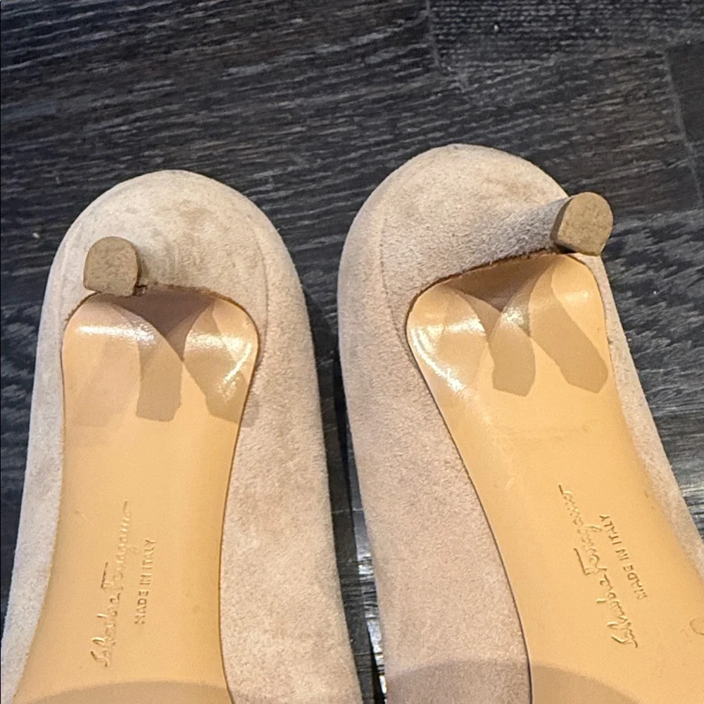 Salvatore Ferragamo Women's Beige Suede Heels sz 6.5 - Picture 13 of 17